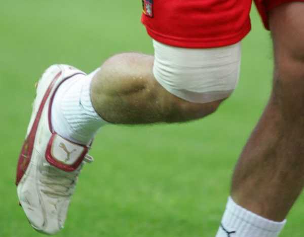 Koleno Tomáše Rosického během tréninku fotbalové reprezentace.