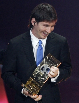 Trofej pro nejlepšího fotbalistu světa převzal Messi.