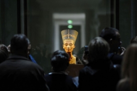 Busta Nefertiti je vystavena v berlínském Novém muzeu.