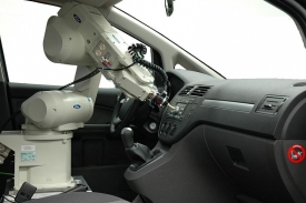 Robot Fordu dokáže rozpoznat kvalitu kabiny.