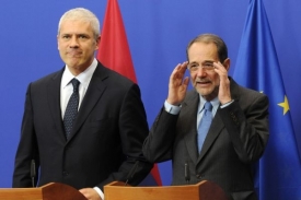 Srbský prezident Boris Tadić (vlevo) předá přihlášku země do EU.