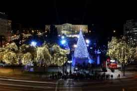 Vánočních Athén jako by se problémy státní kasy netýkaly.