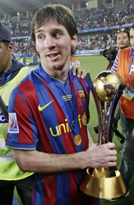 Lionel Messi s trofejí za vítězství v mistrovství světa klubů.