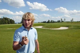 Pavel Nedvěd na svém oblíbeném povrchu. Na trávě při golfu.