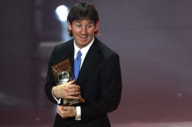 Lionel Messi s trofejí pro nejlepšího fotbalistu světa.