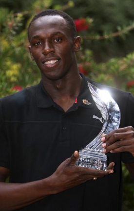 Usain Bolt s trofejí pro nejlepšího atleta roku 2009.