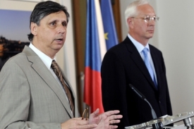 Premiér Fischer a předseda AV Drahoš v srpnu dojednali kompromis.