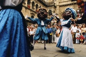 Tradiční španělské karnevaly - tanec obrů.