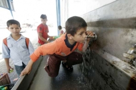 Chlapci v Gaze tiší žízeň v táboře OSN.