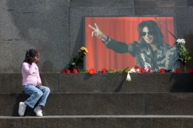 Svíčky za Michaela Jacksona se zapalovaly i na Václavském náměstí.