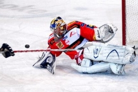 Milan Hnilička se natahuje za pukem z hokejky Ivana Humla.