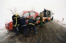 Záchranáří vyjíždějí k mnohým nehodám způsobeným ledovkou.