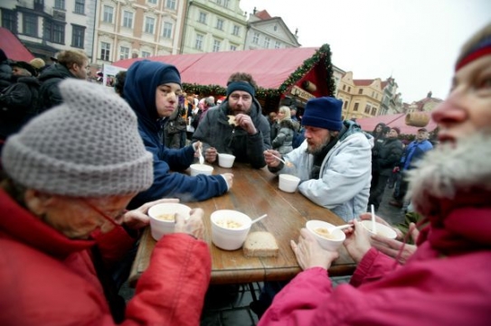 Na polévce si v centru Prahy pochutnali bezdomovci i turisté.
