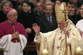 Papež Benedikt XVI. krátce po útoku narušené ženy.