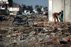 Meulaboh, následky tsunami v březnu roku 2005.