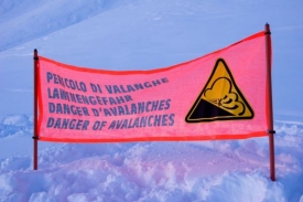 Varování před lavinami lidé stále ignorují (ilustrační foto).