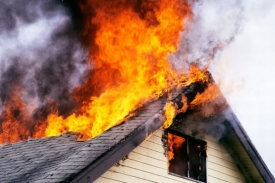 Požár rodinného domu byl zřejmě výsledkem manželské hádky.