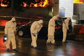 Řečtí kriminalisté prohledávají místo po výbuchu nálože.