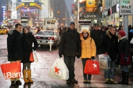 Američané svými nákupy letos pomohli oživit strádající ekonomiku USA.