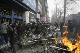 Protivládní demonstrace si v Íránu vyžádaly osm životů.