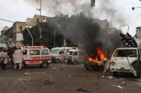 Při útoku v pákistánském Karáčí zemřelo nejméně 20 lidí.