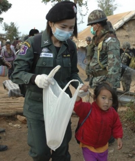 Thajská armáda začala převážet uprchlíky kmene Hmong do Laosu.