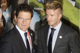David Beckham (vpravo) a trenér anglické reprezentace Fabio Capello.