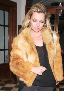 Modelka Kate Mossová má ve své skříni kožichů prý hned několik.
