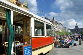 Tramvaj na Václavském náměstí připomíná už jen restaurace.
