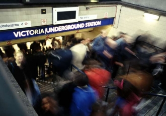 Victoria Station v ranní špičce.