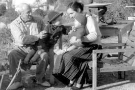 Picasso s ženou a dětmi. Dcera Paloma vpravo.
