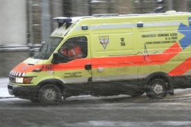 Sanitka srazila v Plzni chodce (ilustrační foto).