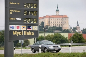 Od Nového roku pohonné hmoty v Česku podraží.