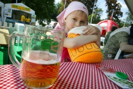 Pětiletá Grace poznává kouzlo piva (ilustrační foto).