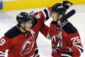 Patrik Eliáš (vpravo) táhne v NHL New Jersey.