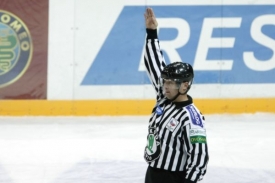 Hokejový rozhodčí (ilustrační foto).