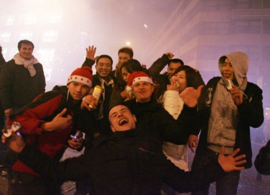 Příchod nového roku slavily v ulicích tisíce lidí.