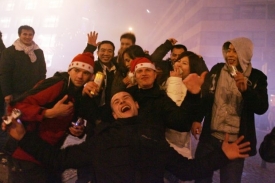 Lidé v ulicích nadšeně oslavovali příchod Nového roku.