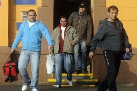 Brány věznice v Plzni na Borech opouštějí první amnestovaní.