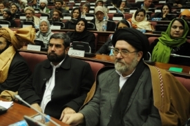 Afghánští poslanci diskutují o nové vládě.
