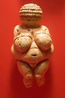 Ženské sošky byly v pravěku předmětem kultu plodnosti.