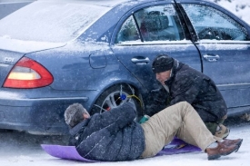 Řidiči by neměli zapomínat na zimní výbavu.