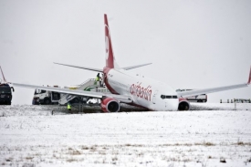 Letadlo dostalo smyk na sněhu a sjelo z ranveje.