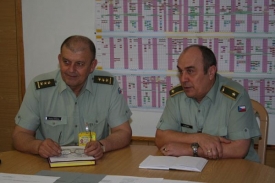 Generál Rotrekl (vpravo) zastupuje velitele podpory a výcviku.