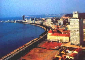 Luanda nabízí i koupání.