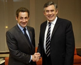 Nicolas Sarkozy a Gordon Brown (vpravo) chodí prý nejhůře oblékaní.