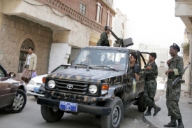 Jemenští vojáci hlídají v ulicích hlavního města Saná.