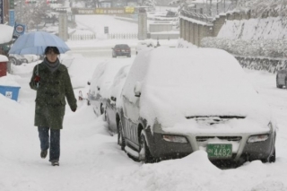 V Číně tolik sněhu nepamatují. Odklízet ho se nestíhá.