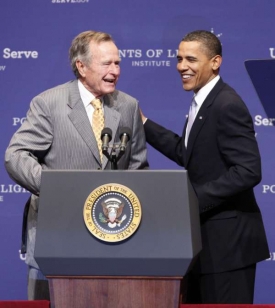 S Bushovými jednou nohou na stejné lodi (listopad 2009).