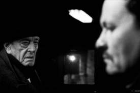 Miroslav Krobot (vpravo) ve filmu Muž z Londýna.